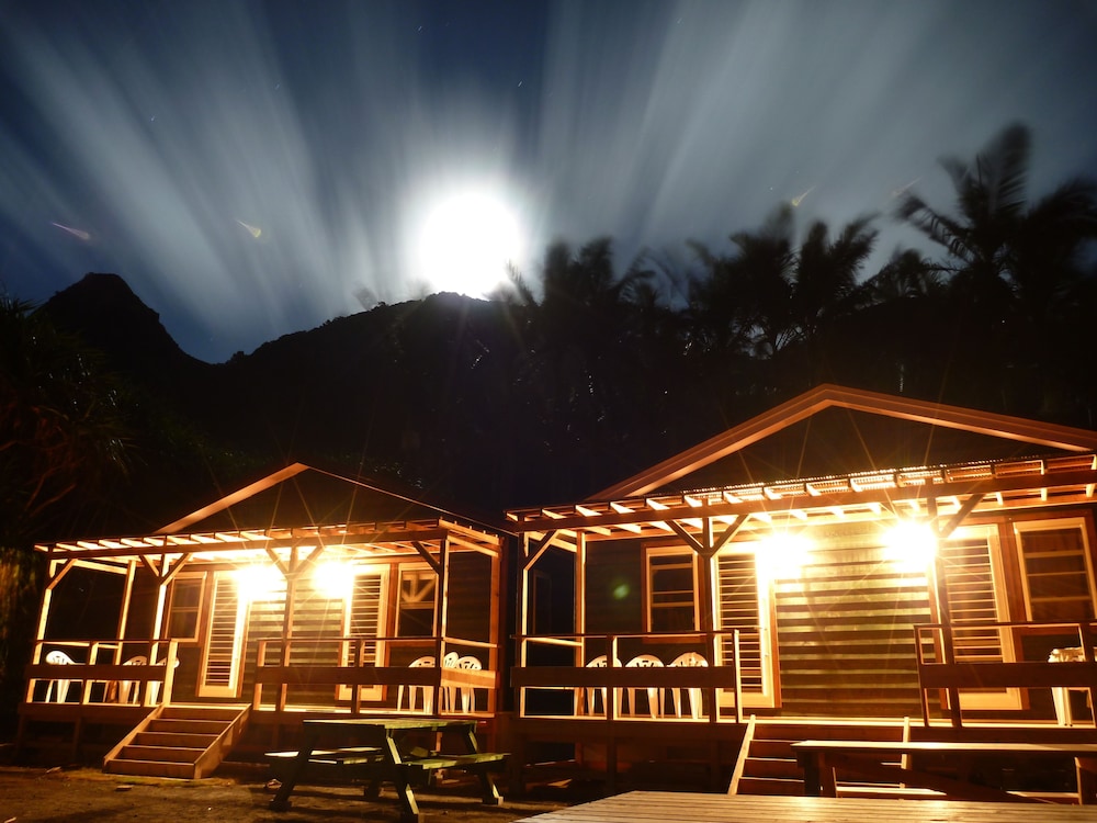 施設の正面 (日没後)1 | シャンティ バンガロー 施設の正面 (日没後)1 | シャンティ バンガロー