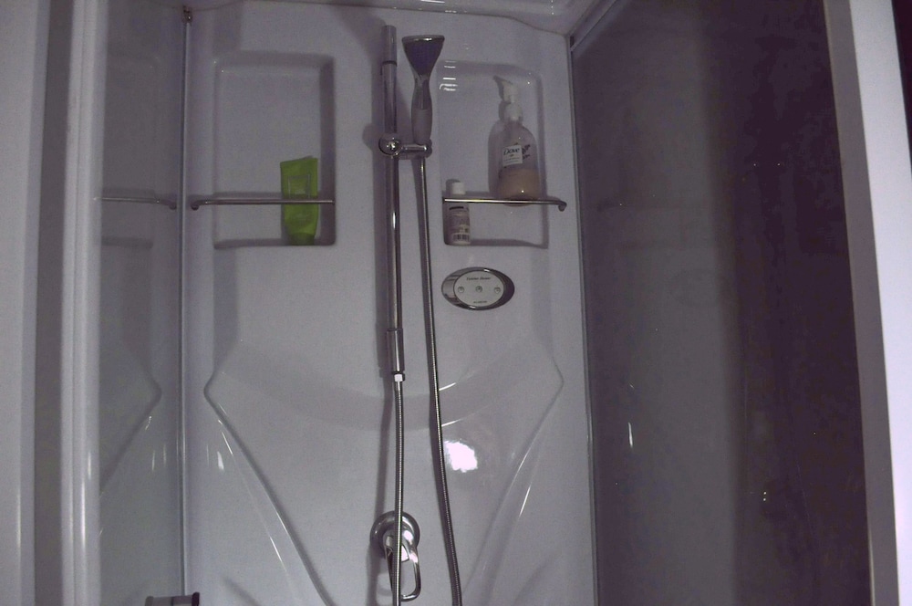 [一棟貸し]二段ベッド部屋2室+和室1室 / シャワーのみ (禁煙) バスルーム0 | ゲストハウス HiDE