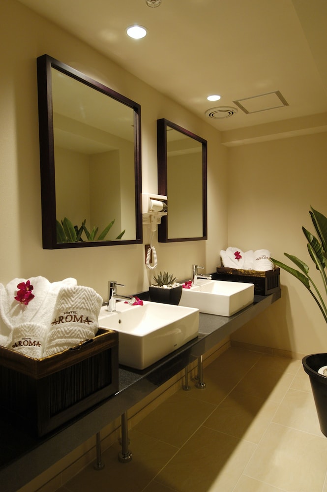 プレミアム ツインルーム バスルーム1 | ホテル アロマ