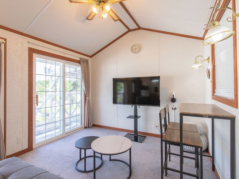 スーペリア コテージ リビング エリア3 | コテージ スターハウス今帰仁