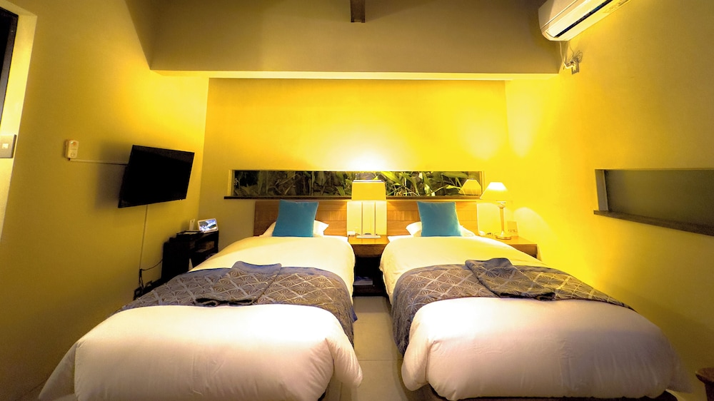 ツインルーム シングルベッド 2 台 バルコニー オーシャンビュー 客室5 | Kouriisland hotel cava