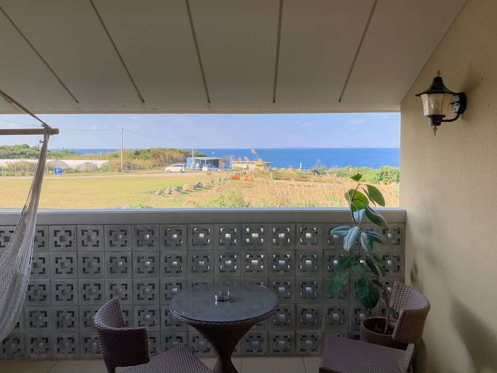 ダブルルーム クイーンベッド 1 台 バルコニー オーシャンビュー 部屋からの景観2 | Kouriisland hotel cava