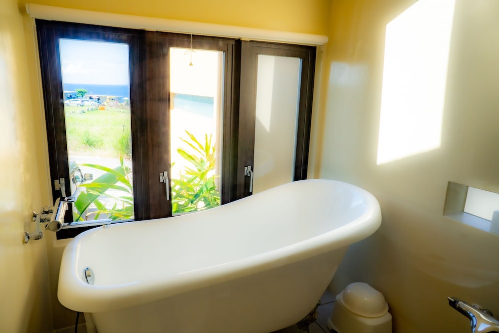 ダブルルーム クイーンベッド 1 台 バルコニー オーシャンビュー 深めの浴槽0 | Kouriisland hotel cava