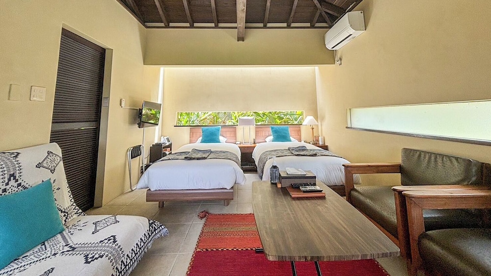 ツインルーム シングルベッド 2 台 バルコニー オーシャンビュー 客室2 | Kouriisland hotel cava