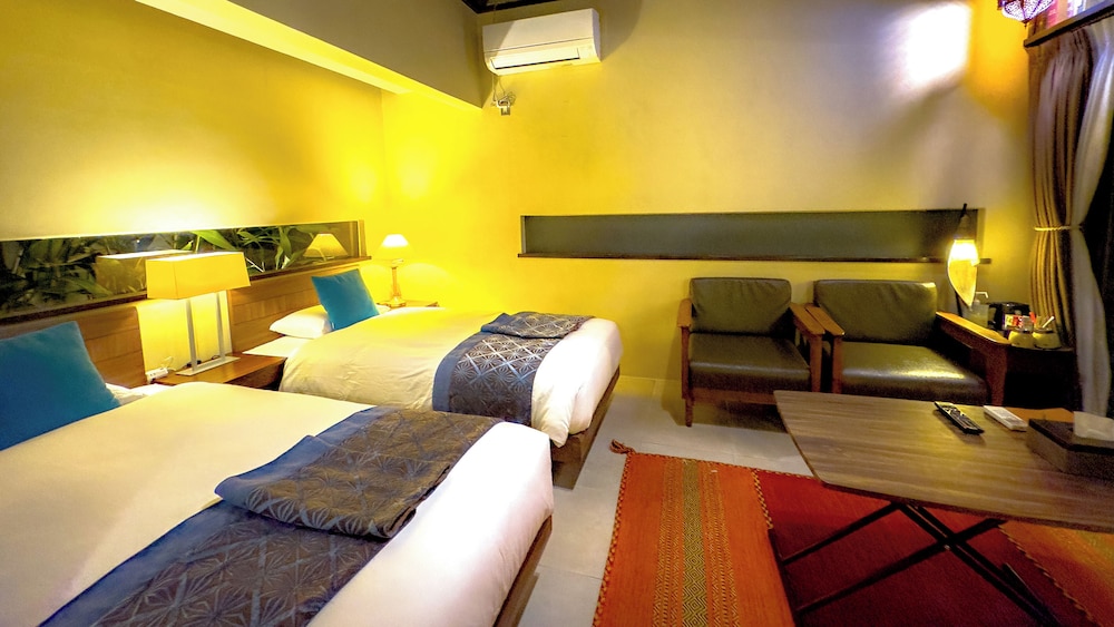 ツインルーム シングルベッド 2 台 バルコニー オーシャンビュー 客室4 | Kouriisland hotel cava