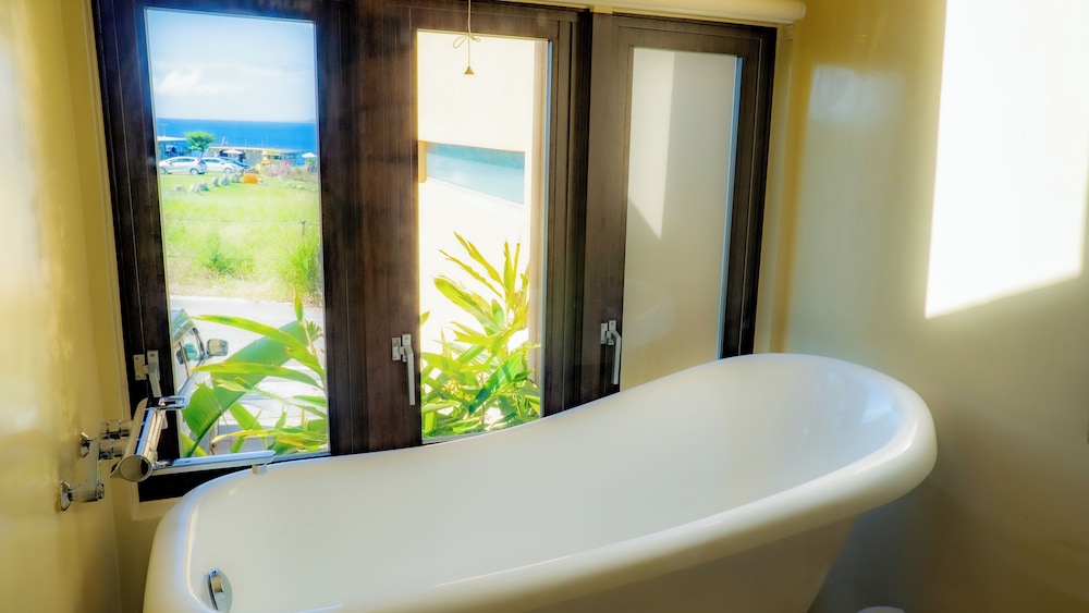 ダブルルーム クイーンベッド 1 台 バルコニー オーシャンビュー バスルーム3 | Kouriisland hotel cava