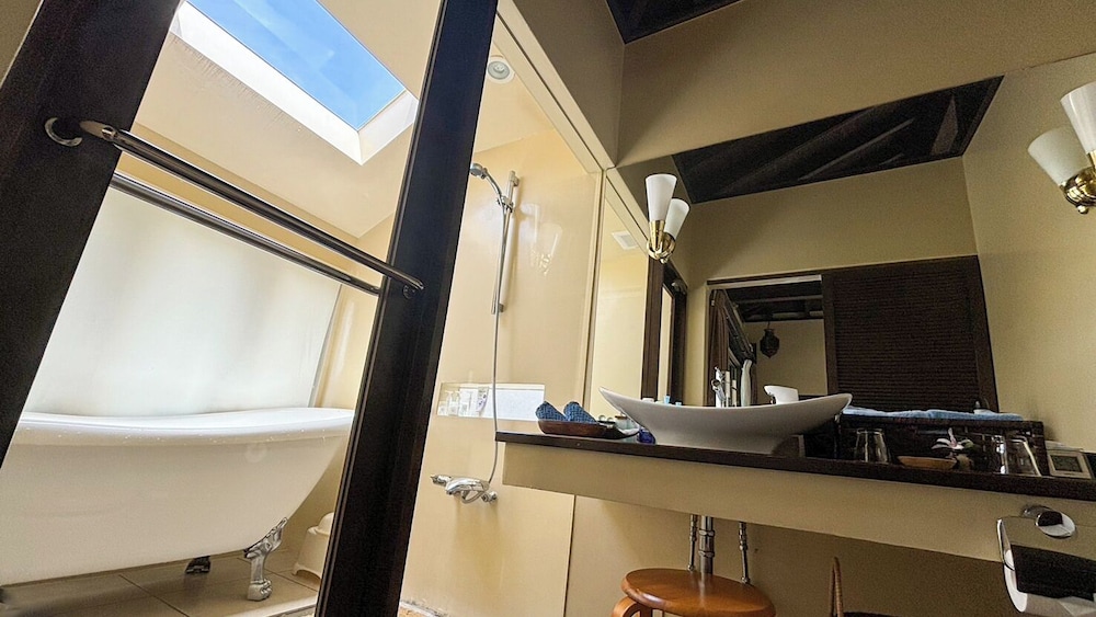 ダブルルーム クイーンベッド 1 台 バルコニー オーシャンビュー バスルーム1 | Kouriisland hotel cava