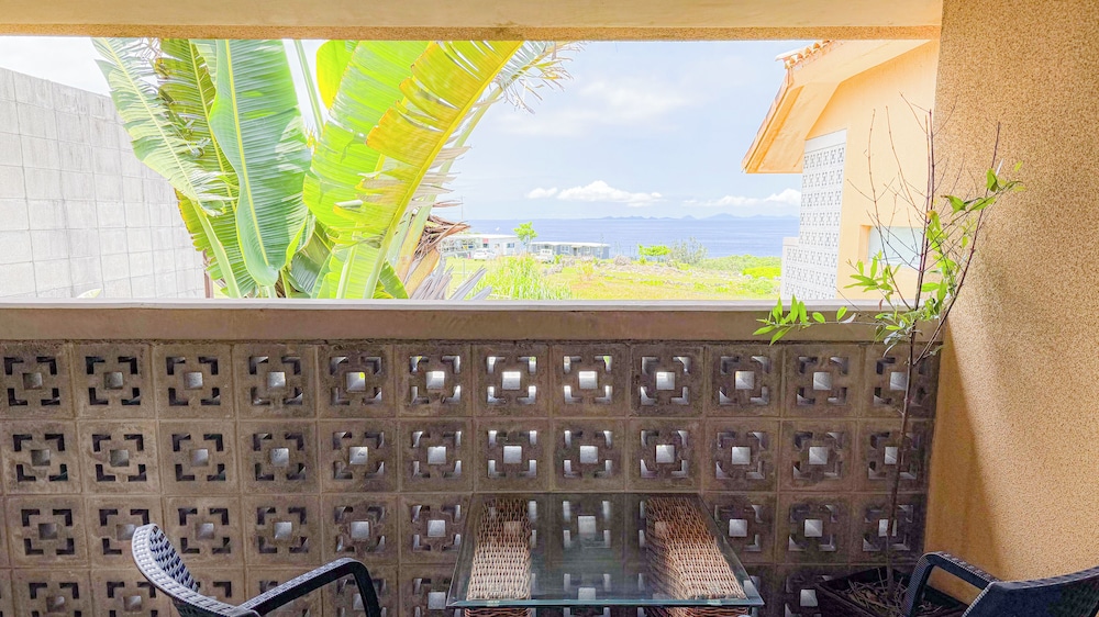 ツインルーム シングルベッド 2 台 バルコニー オーシャンビュー 客室7 | Kouriisland hotel cava