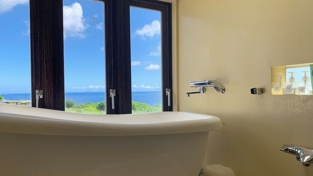 ダブルルーム クイーンベッド 1 台 バルコニー オーシャンビュー バスルーム2 | Kouriisland hotel cava