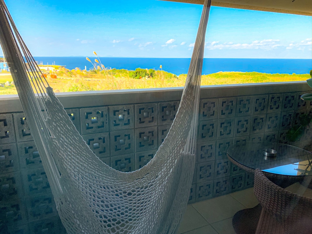 ダブルルーム クイーンベッド 1 台 バルコニー オーシャンビュー 部屋からの景観1 | Kouriisland hotel cava