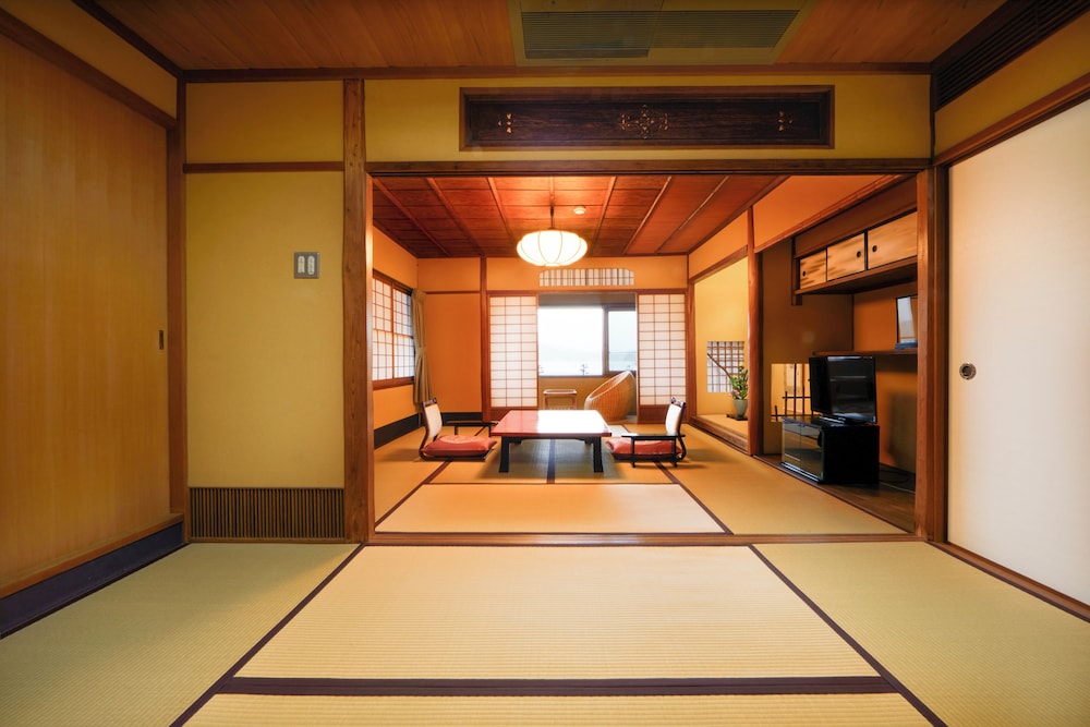 スーペリア ルーム海側 禁煙 客室1 | 茶六別館