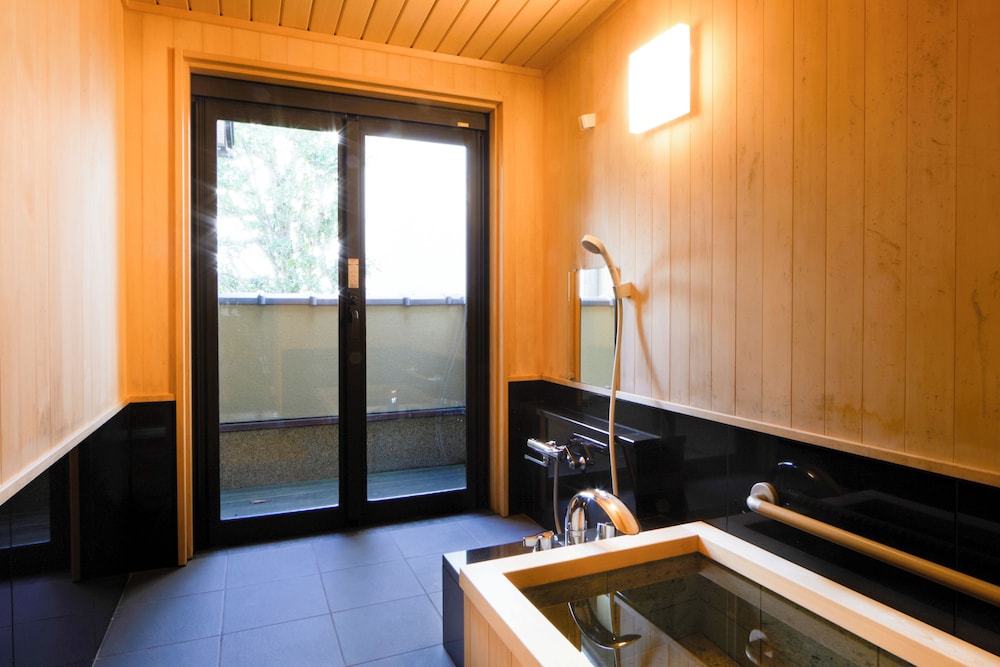 スーペリア ルーム海側 禁煙 客室11 | 茶六別館