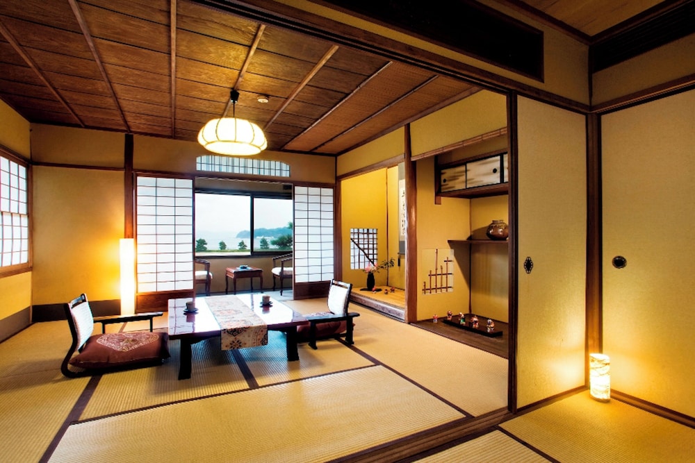 スーペリア ルーム海側 禁煙 客室9 | 茶六別館