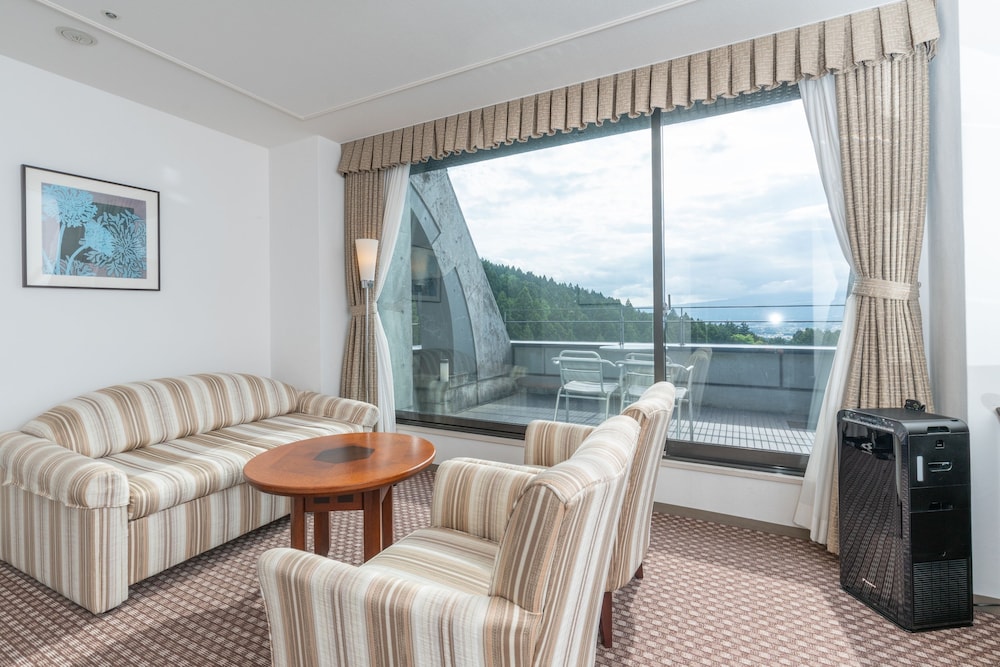 [禁煙] 洋室ジュニアスイート (富士山ビュー) リビングルーム0 | レンブラントプレミアム富士御殿場