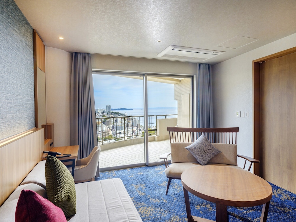 【3名〜4名利用】デラックスルーム (オーシャンビュー) 客室2 | 亀の井ホテル 熱海