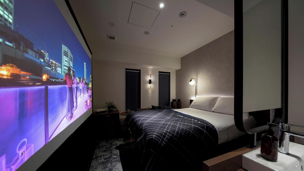 スーペリア シングルルーム（プロジェクター付きシアタールーム） 客室7 | THE LIVELY 大阪本町 (ザ・ライブリー大阪本町)