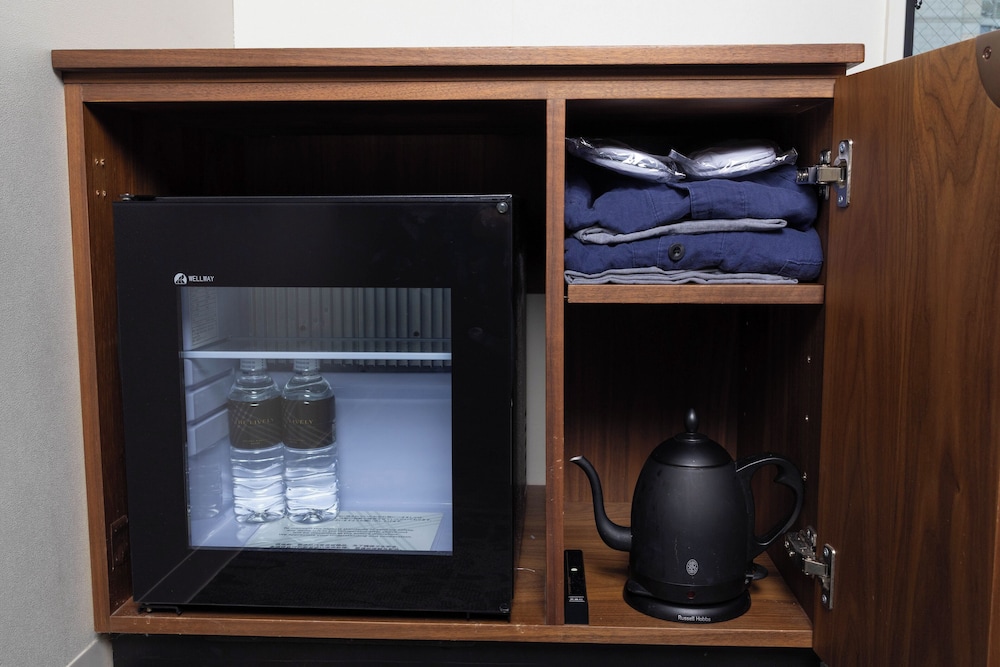 スーペリアツインルーム(プロジェクター付きシアタールーム) 客室4 | THE LIVELY 大阪本町 (ザ・ライブリー大阪本町)