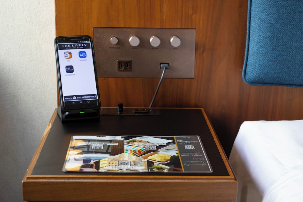 スーペリアツインルーム(プロジェクター付きシアタールーム) 客室6 | THE LIVELY 大阪本町 (ザ・ライブリー大阪本町)