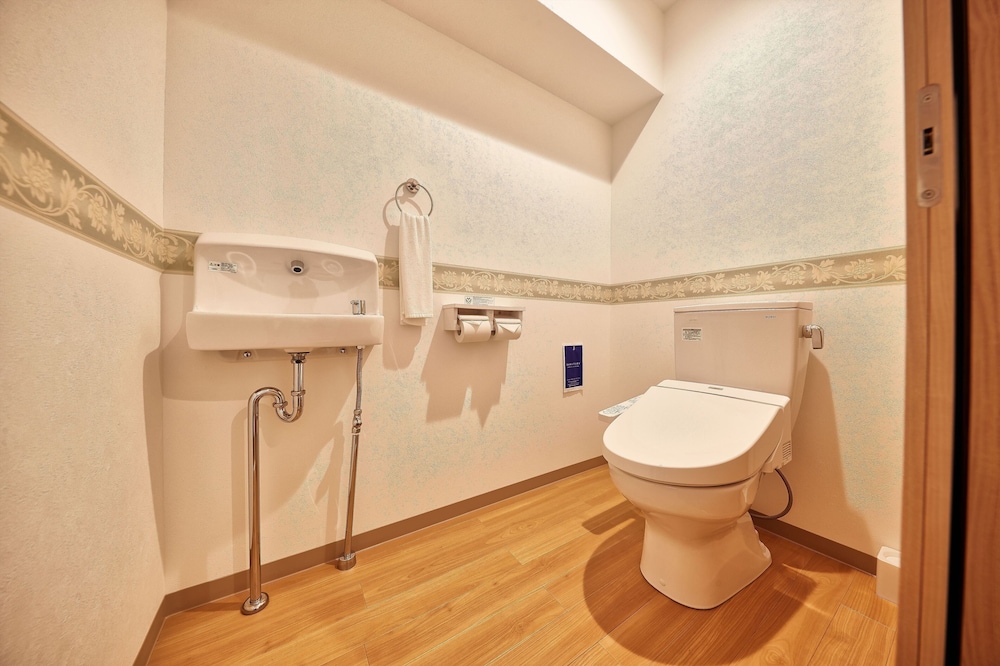 デラックス ルーム ダブルベッド 2 台 バスルーム1 | M's Stay Okinawa