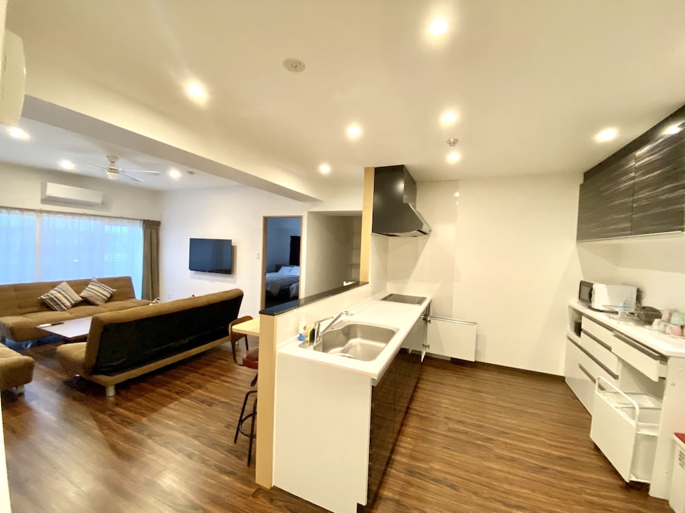 ロイヤル アパートメント リビングルーム1 | M's Stay Okinawa