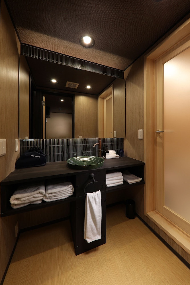 京町家一棟貸し バスルームのシンク0 | 奏 京都八条口