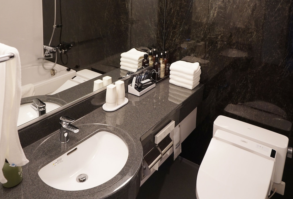 デラックス ツインルーム バスルームのシンク0 | ほとりのホテル Ban