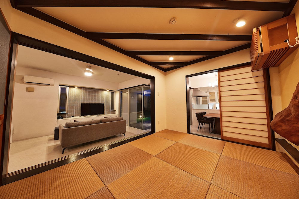 デラックス ビラ 6人部屋 客室7 | アダンリゾート Sky Villa Toyohara