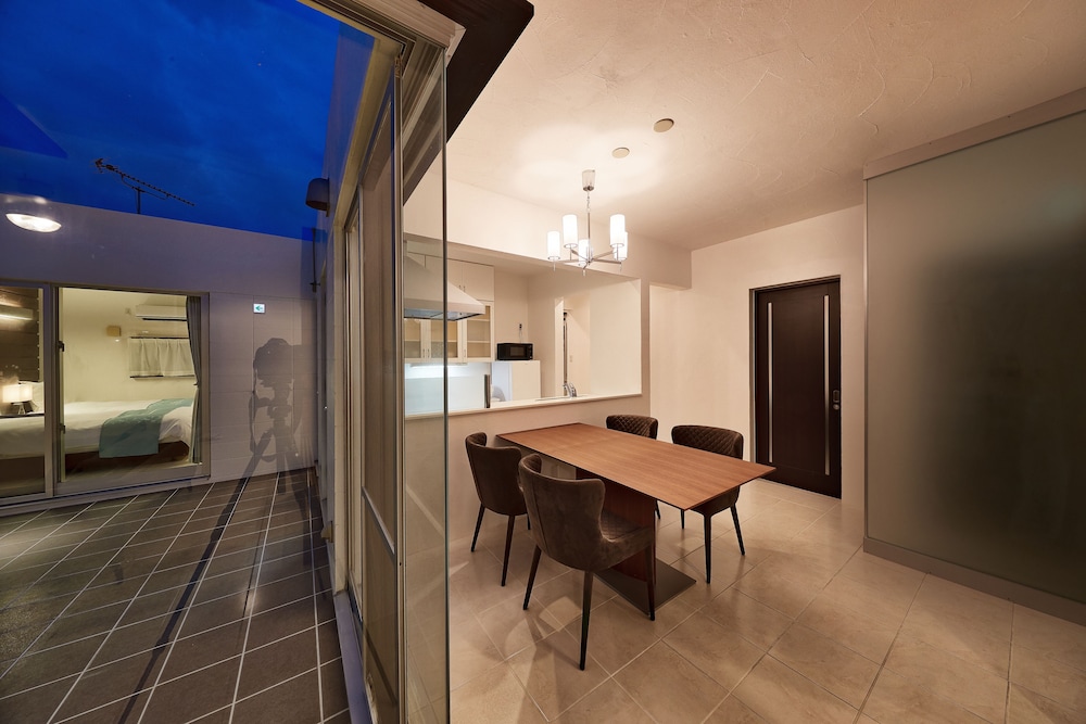 デラックス ビラ 6人部屋 客室内のダイニングエリア3 | アダンリゾート Sky Villa Toyohara