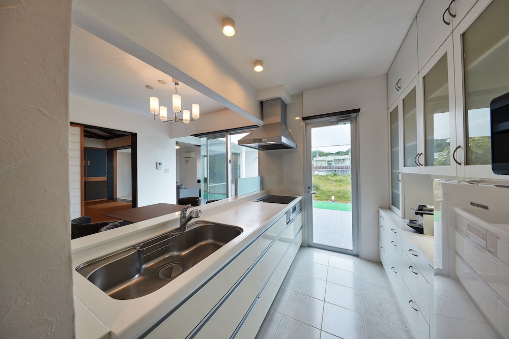 デラックス ビラ 6人部屋 専用キッチン1 | アダンリゾート Sky Villa Toyohara