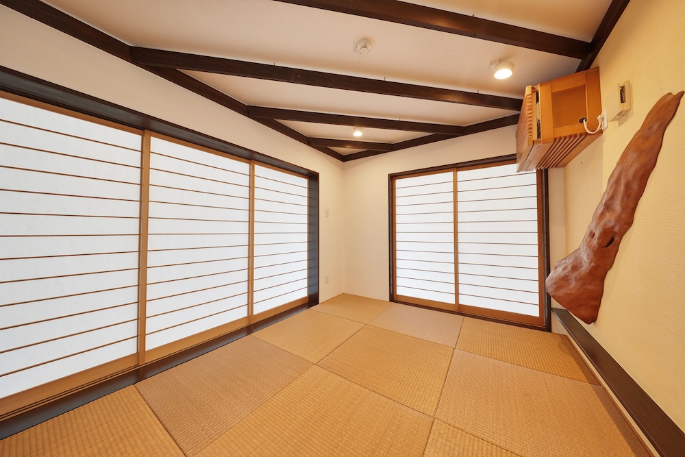 デラックス ビラ 6人部屋 客室3 | アダンリゾート Sky Villa Toyohara