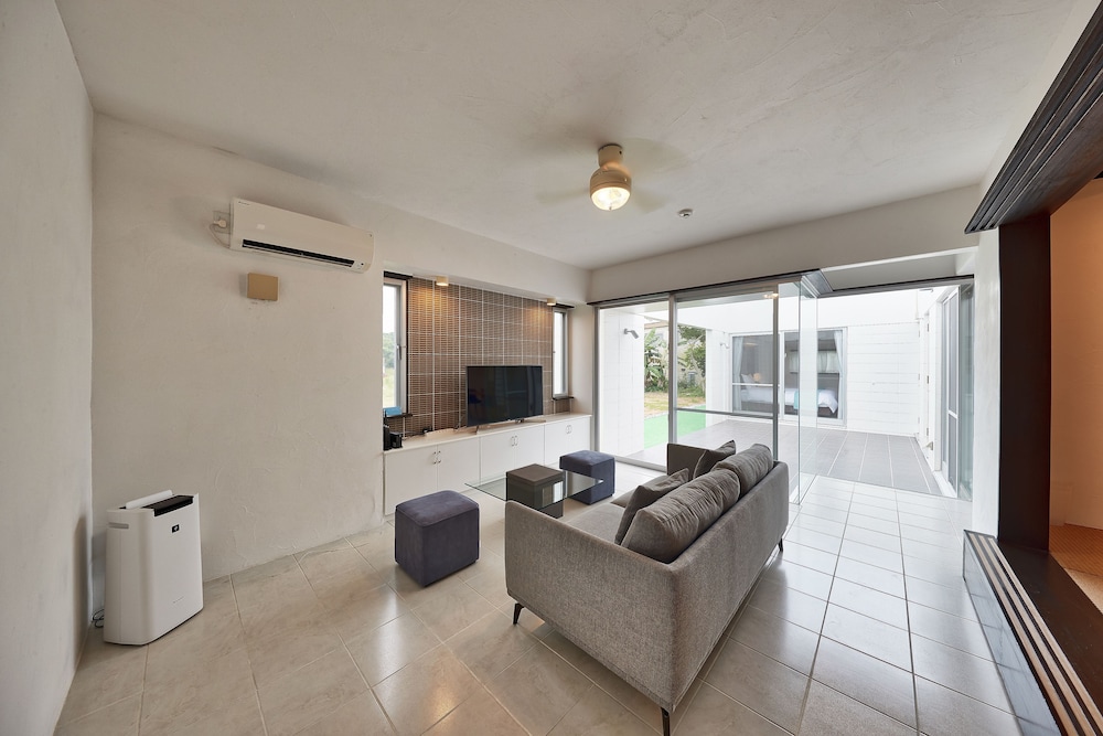 デラックス ビラ 6人部屋 客室内のダイニングエリア0 | アダンリゾート Sky Villa Toyohara