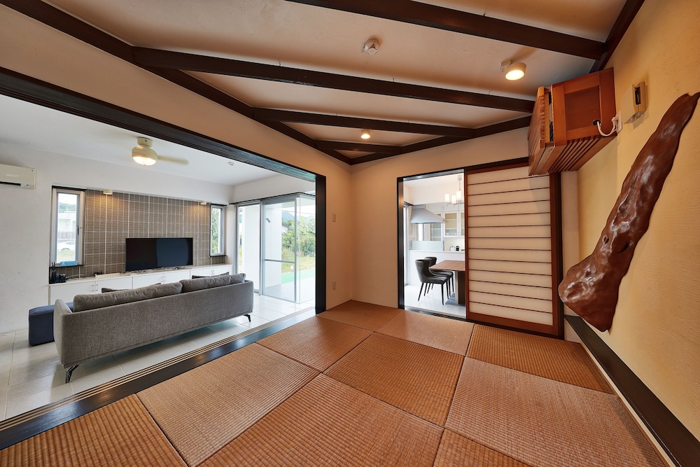 デラックス ビラ 6人部屋 客室4 | アダンリゾート Sky Villa Toyohara