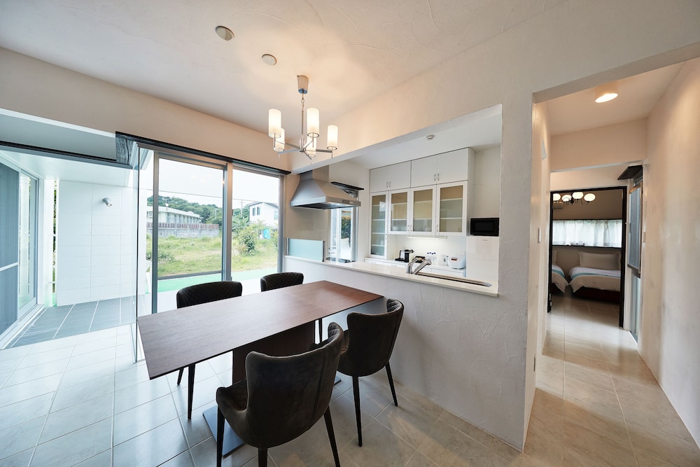 デラックス ビラ 6人部屋 客室内のダイニングエリア1 | アダンリゾート Sky Villa Toyohara
