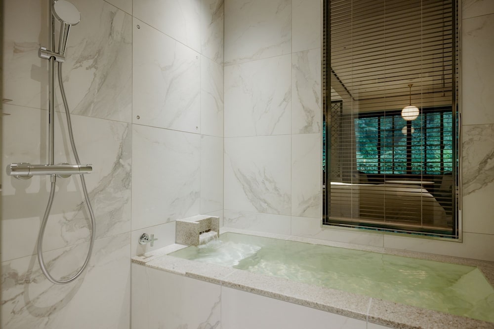 デラックス ツインルーム バスルーム1 | 万平ホテル