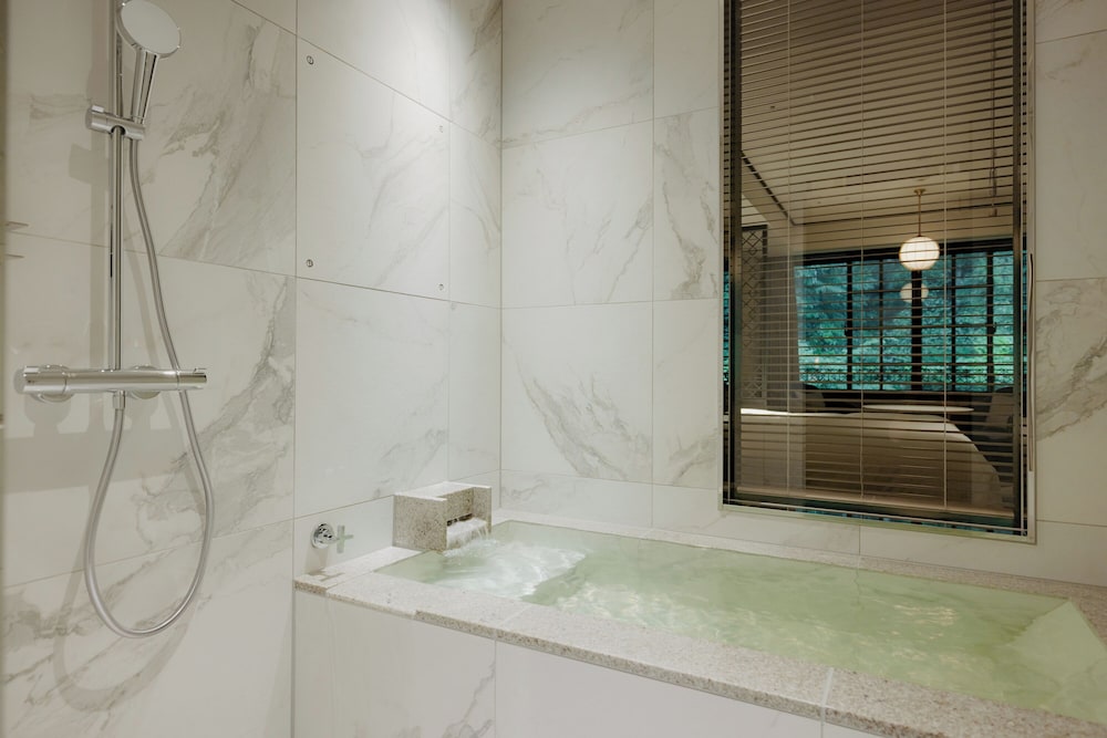 デラックス ツインルーム バスルーム0 | 万平ホテル