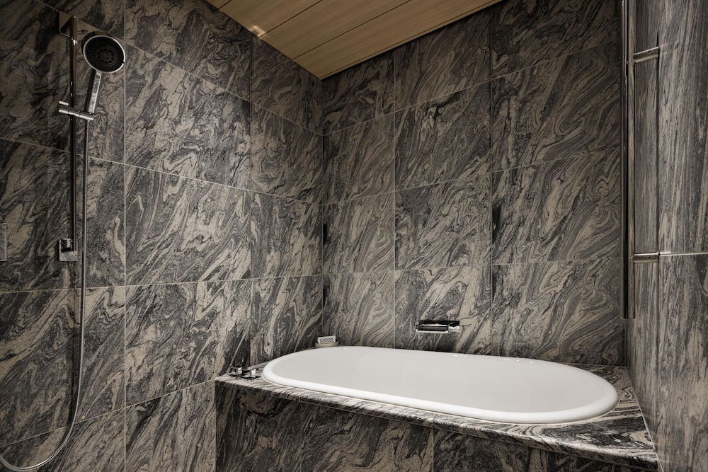 ルーム キングベッド 1 台 ガーデンビュー バスルーム1 | パーク ハイアット 京都