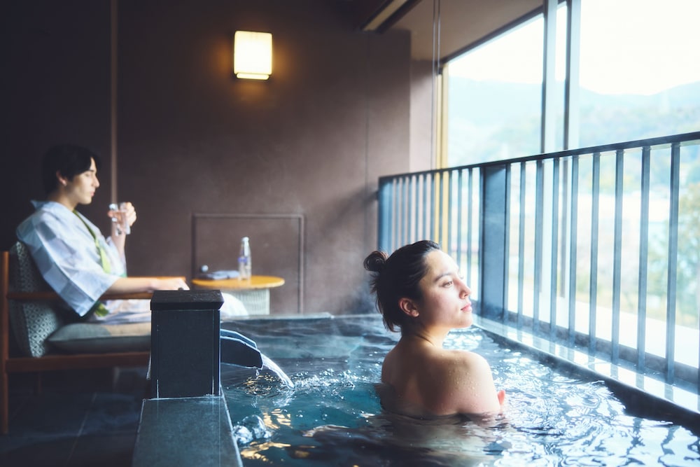 スイート シングルベッド 2 台 リバービュー (Private Hot Spring) バスルーム0 | ホテルインディゴ箱根強羅 by IHG