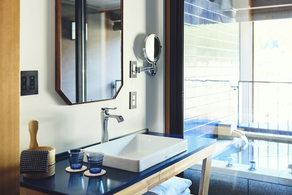 スタンダード ルーム シングルベッド 2 台 リバービュー (Private Hot Spring) 客室5 | ホテルインディゴ箱根強羅 by IHG