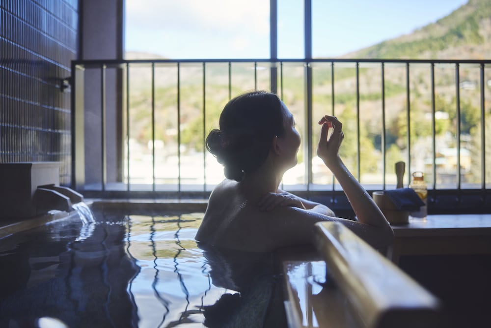 スタンダード ルーム シングルベッド 2 台 リバービュー (Private Hot Spring) バスルーム0 | ホテルインディゴ箱根強羅 by IHG