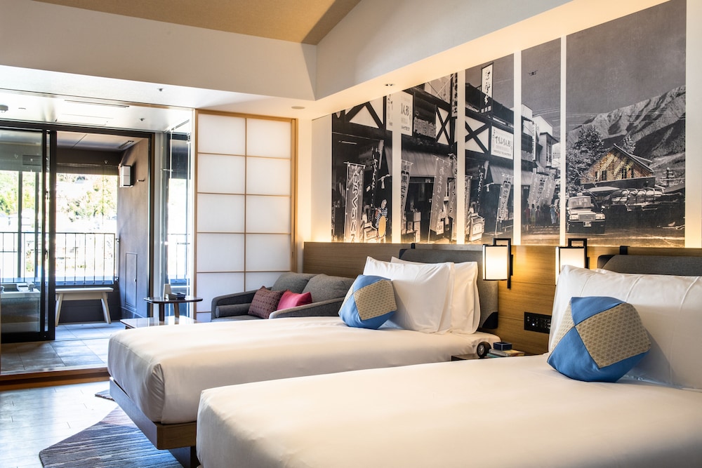 スタンダード ルーム シングルベッド 2 台 リバービュー (Private Hot Spring) 客室1 | ホテルインディゴ箱根強羅 by IHG