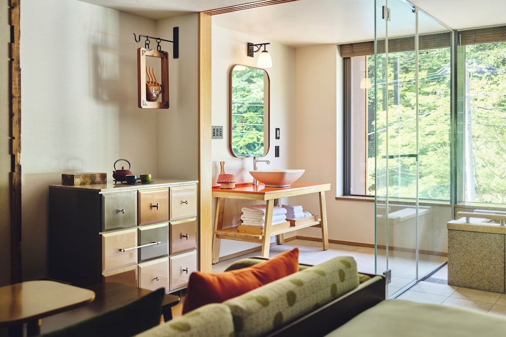 スタンダード ルーム シングルベッド 2 台 (Private Hot Spring) 客室4 | ホテルインディゴ箱根強羅 by IHG