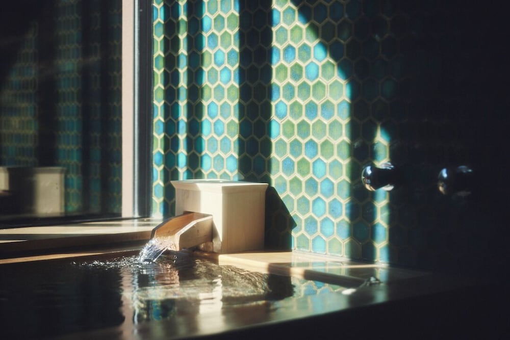 スタンダード ルーム シングルベッド 2 台 (Private Hot Spring) バスルーム0 | ホテルインディゴ箱根強羅 by IHG