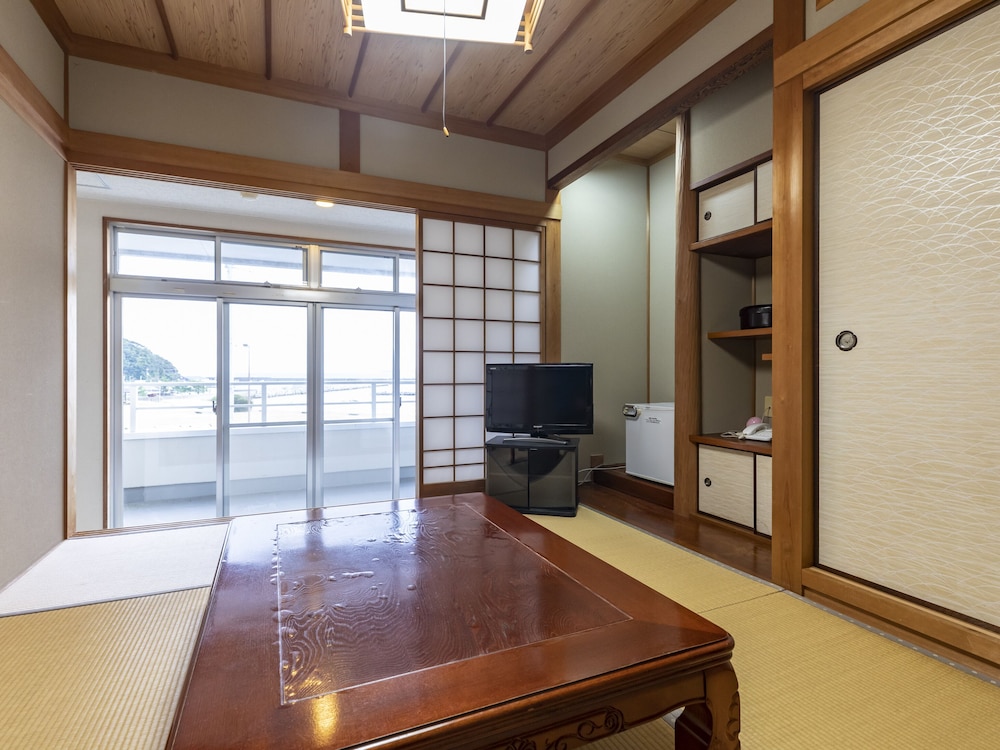 コンフォート 4 人部屋 客室8 | 国民宿舎あらふねリゾート