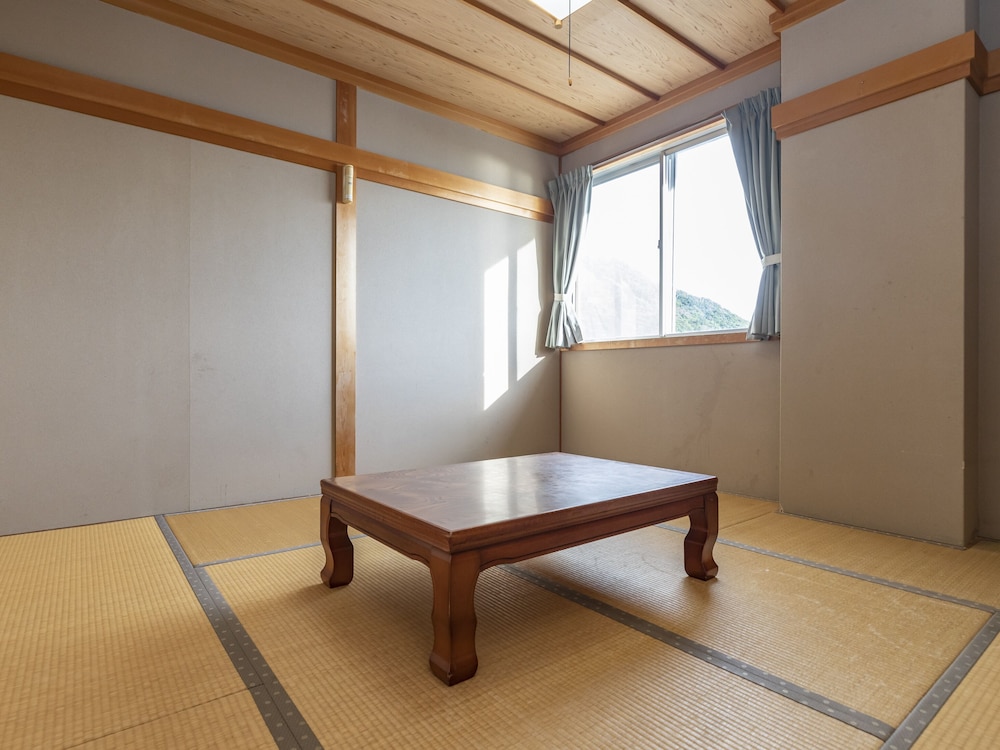 ビジネス 4 人部屋 禁煙 客室4 | 国民宿舎あらふねリゾート