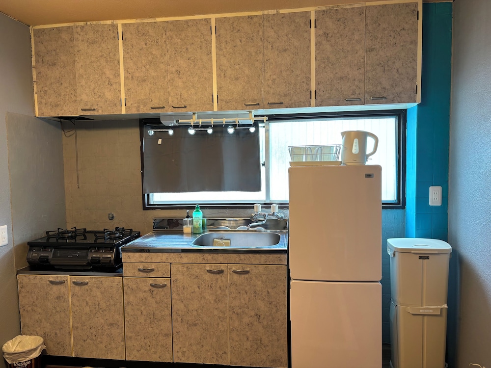 ベーシック ツインルーム 専用キッチン0 | セブンスリー高松ゲストハウス