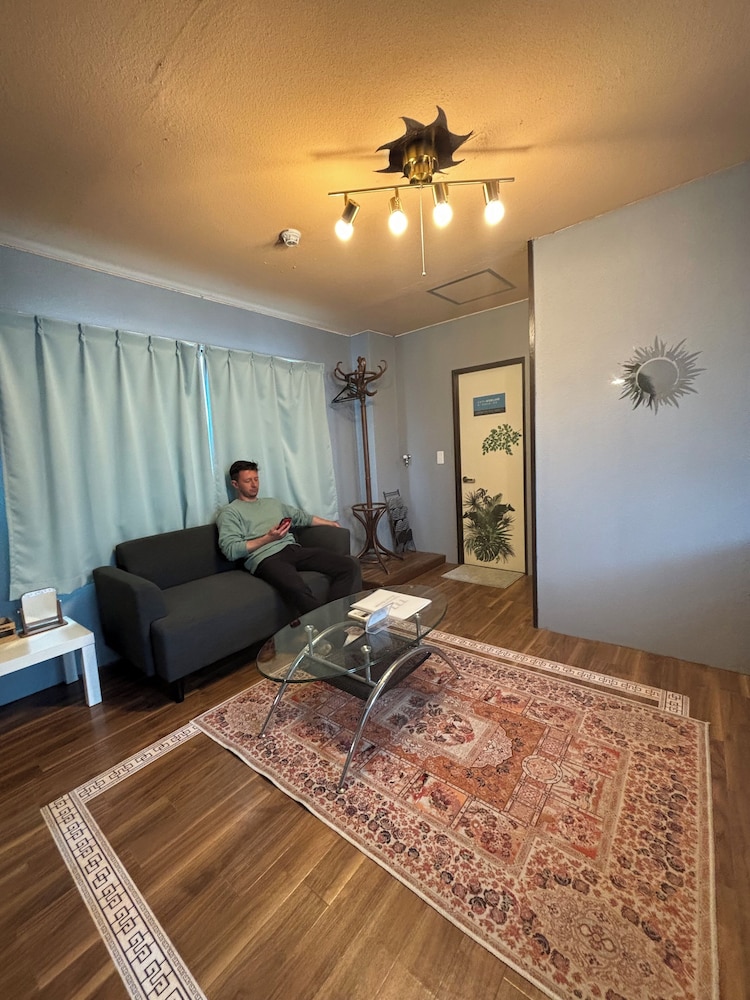 ベーシック ツインルーム リビング エリア3 | セブンスリー高松ゲストハウス