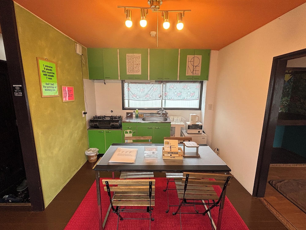 402 布団ルーム 専用キッチン0 | セブンスリー高松ゲストハウス