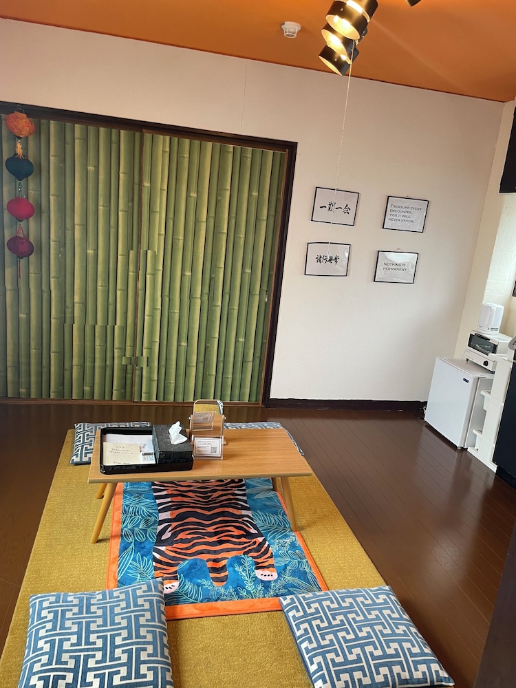 トラディショナル 4 人部屋 客室1 | セブンスリー高松ゲストハウス