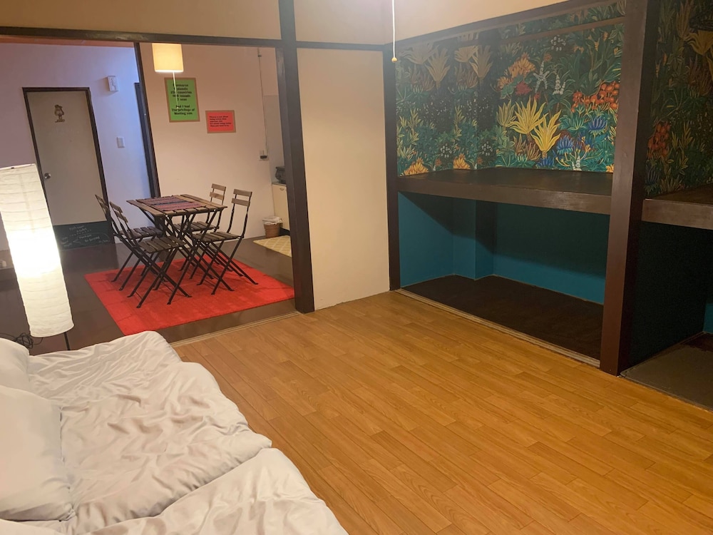 402 布団ルーム リビング エリア3 | セブンスリー高松ゲストハウス