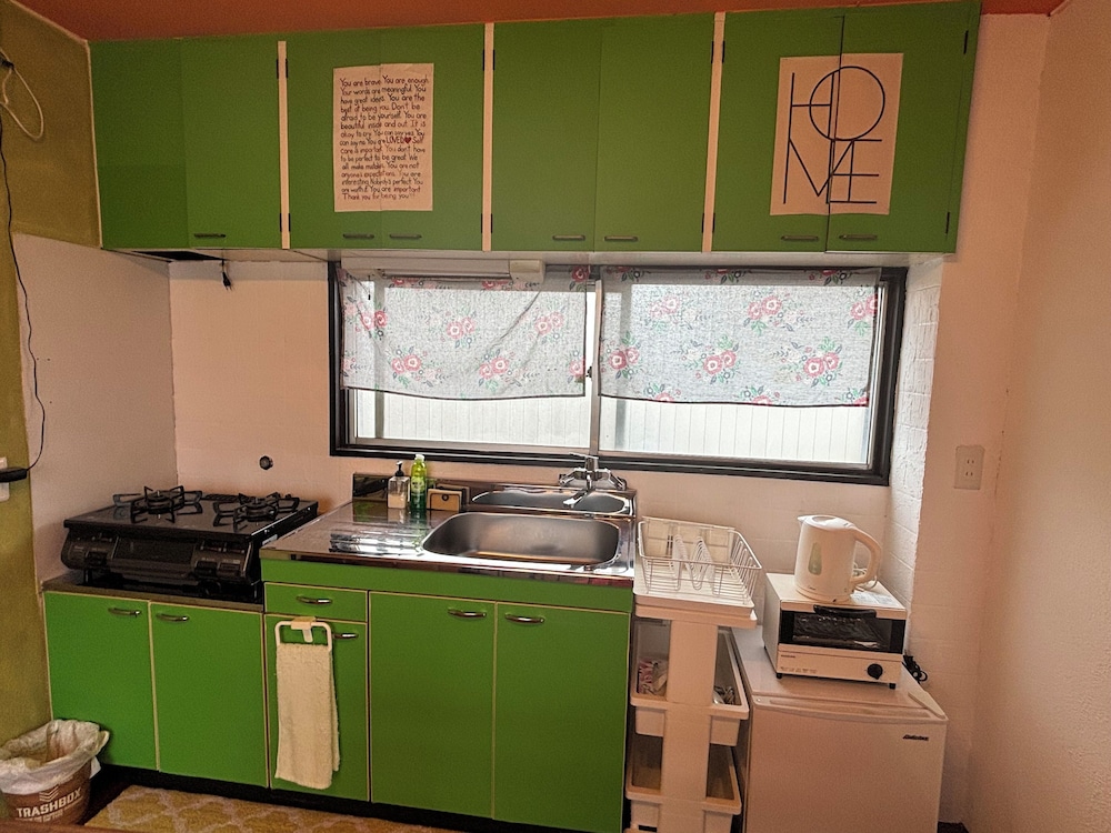 402 布団ルーム 客室内のダイニングエリア1 | セブンスリー高松ゲストハウス